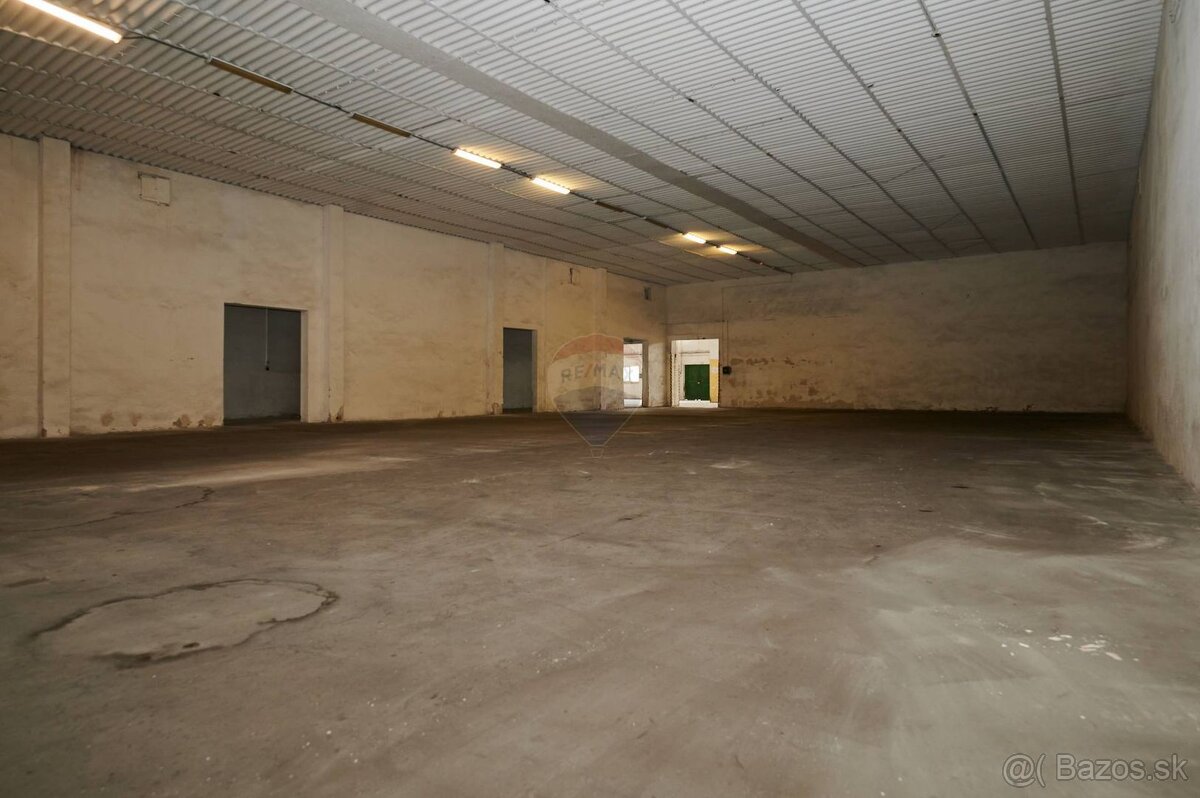RE/MAX ponúka na prenájom skladové priestory v Trnave s výb - 4