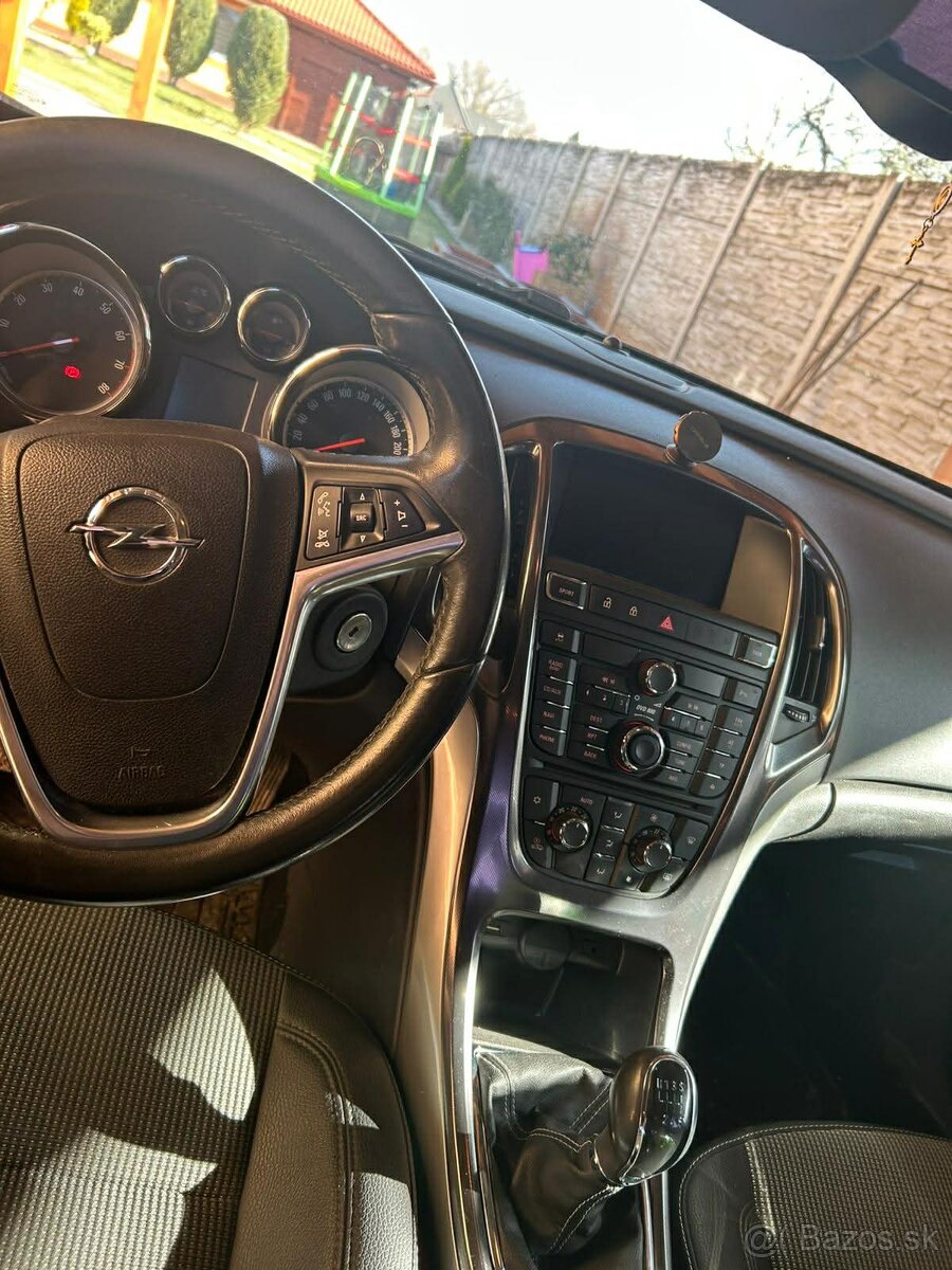 Opel Astra 1.6 бензín, 132 kW, r. 2010 - 4