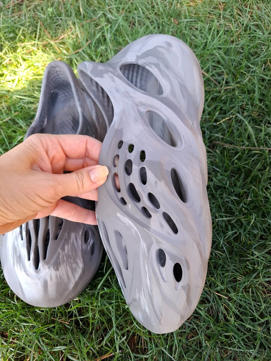 Adidas Yeezy Foam Runner 42 - 4