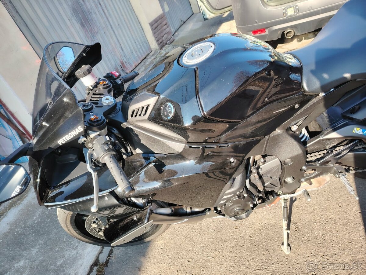 Yamaha R1 - 4