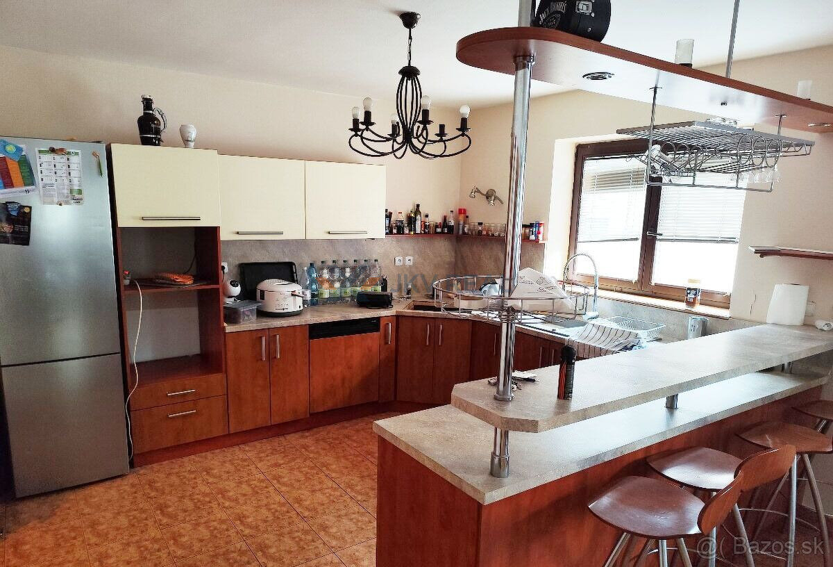 Priestranný 7-izbový rodinný dom s bazénom, altánkom a veľký - 4