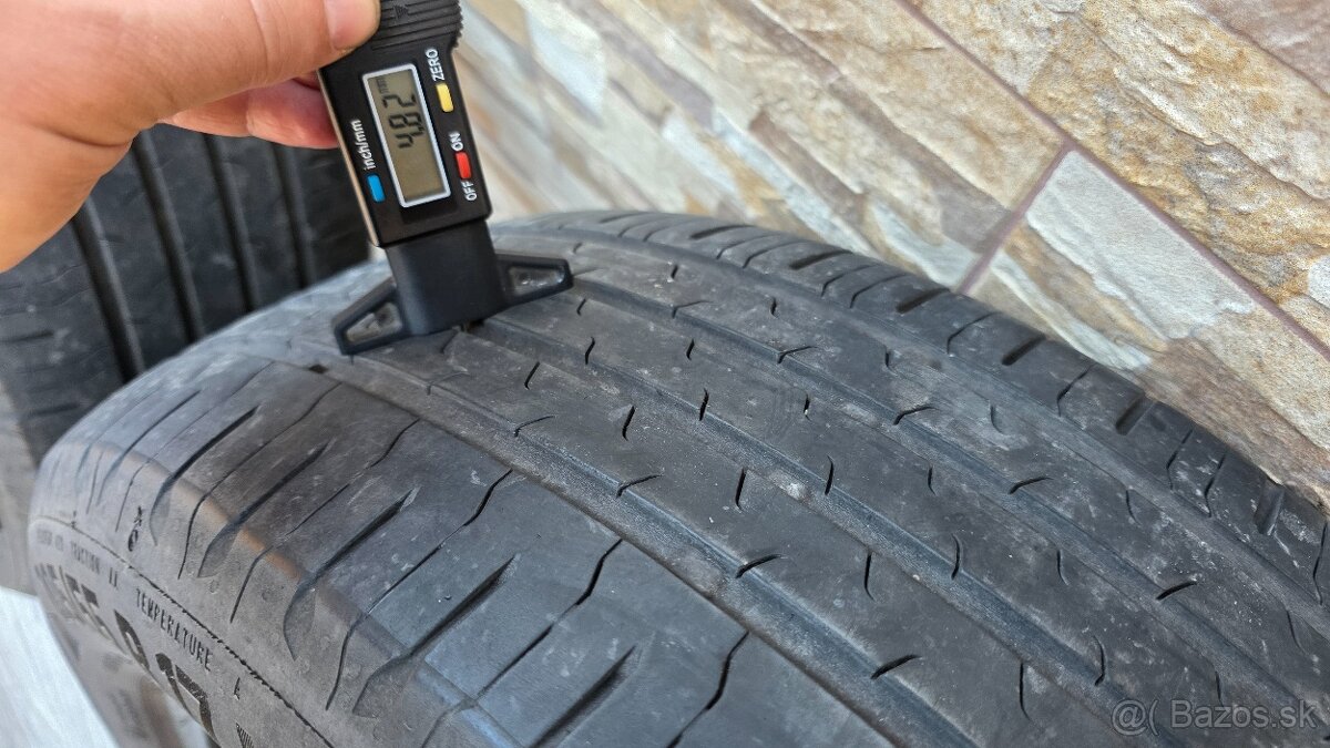 Predám 2xletné pneumatiky Continental EcoContact6 205/55 r17 - 4