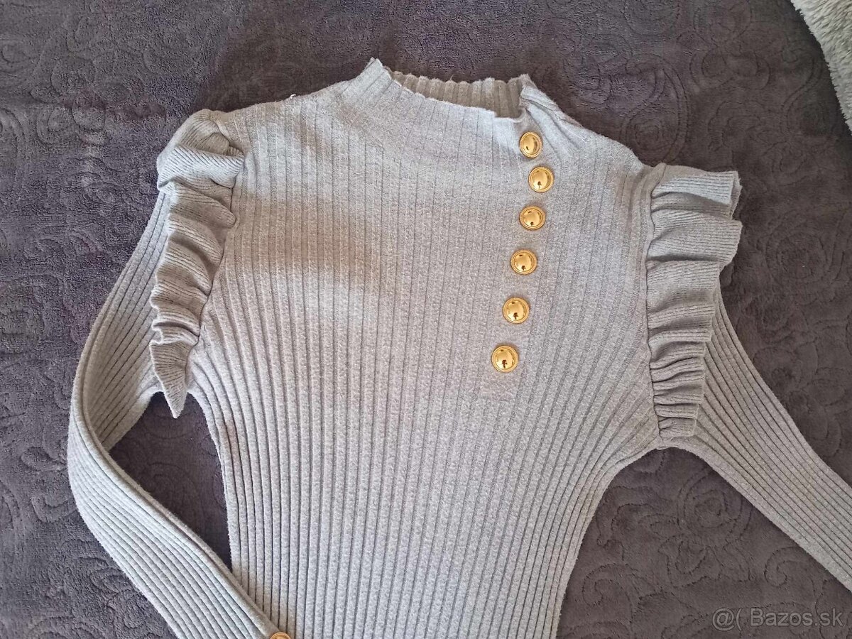 Dámsky sivý rebrovaný pulóver so zlatými gombíkmi - UNI - 4