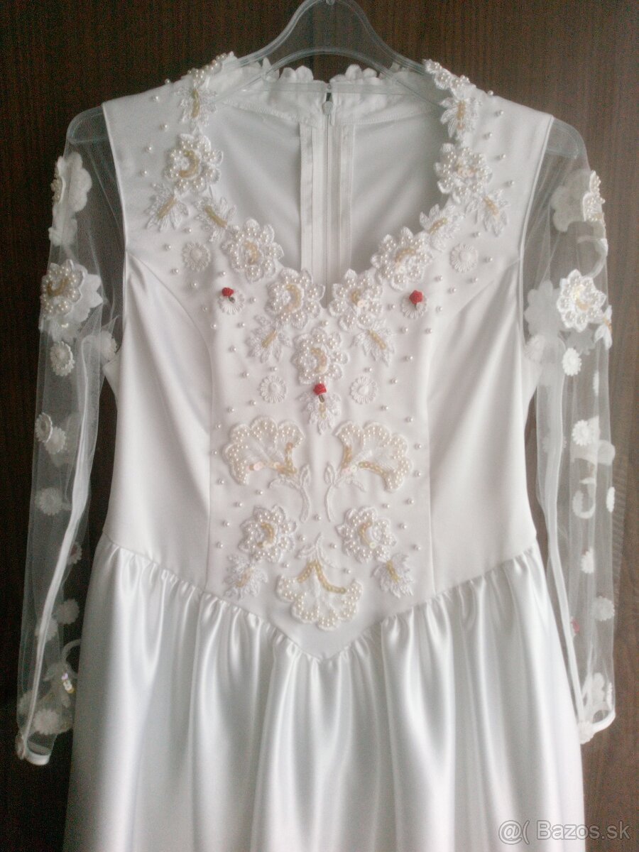 Svadobné šaty s červenými kvietkami - 4