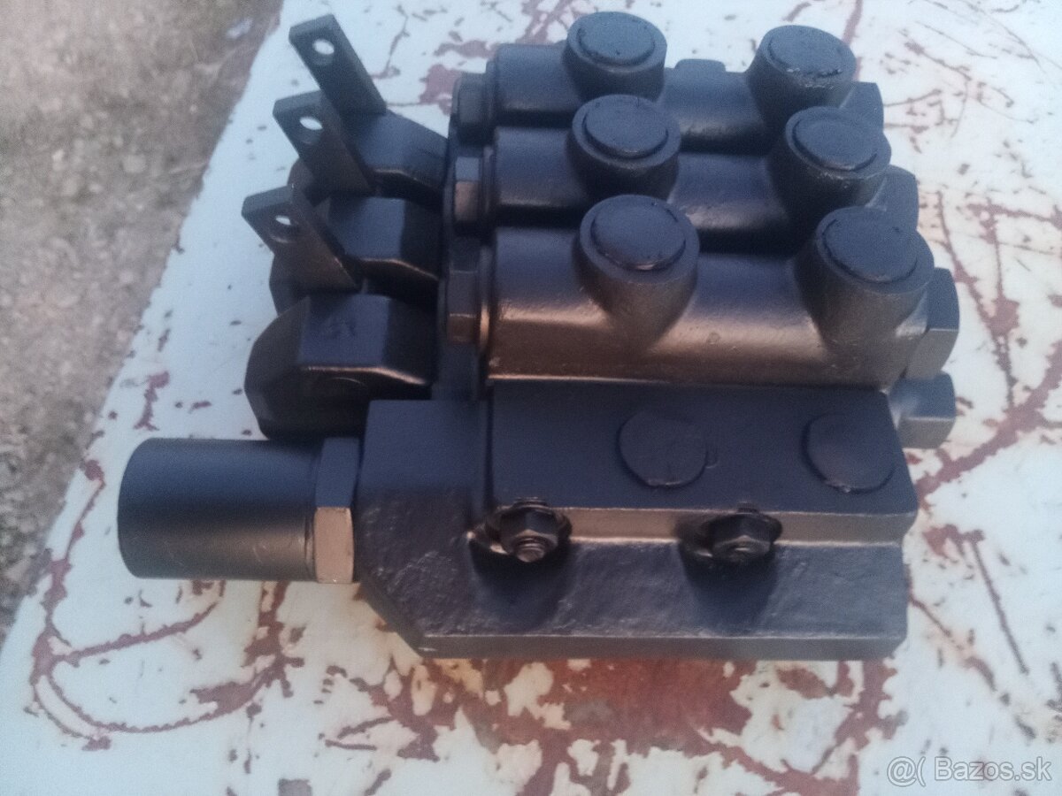 Hydraulický rozvádzač na kombajn E512 - 4