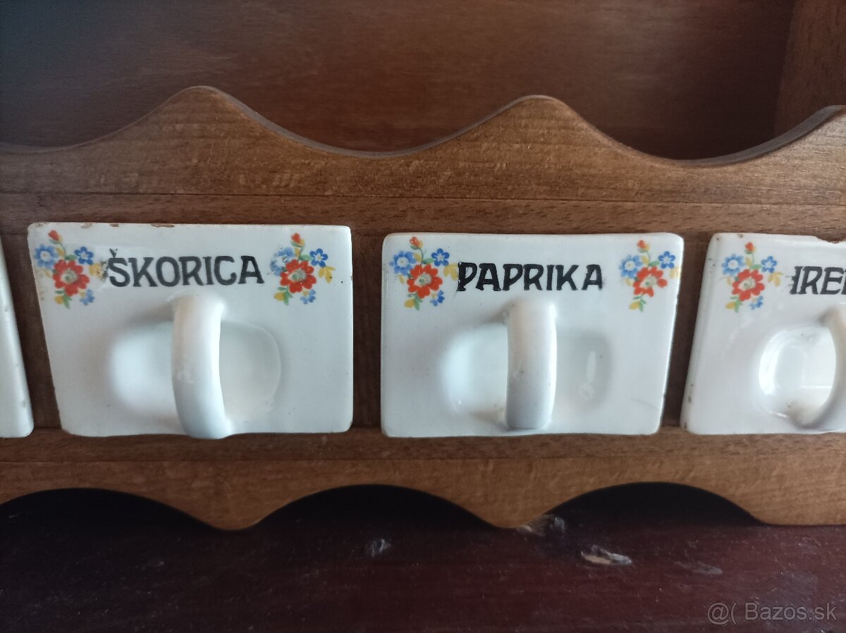 Starožitné koreničky v drevenej poličke - 4