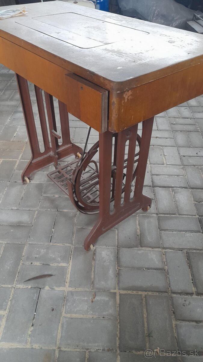 Starý šijaci stroj - 4