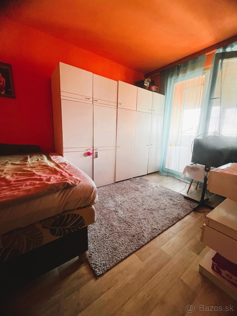 Slnečný 3 izbový byt s loggiou, sídlisko Rybníky 5, Levice - 4