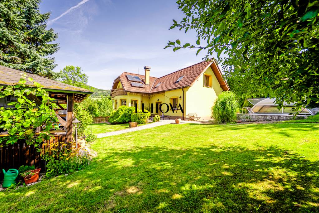 RODINNÝ dom s bazénom a krásnou záhradou - 4