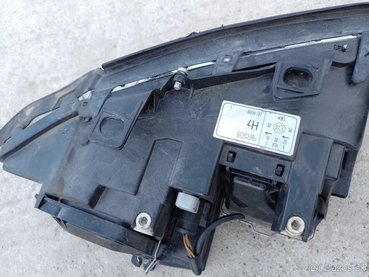 Predám predné svetlá na Audi A4 b6 - 4