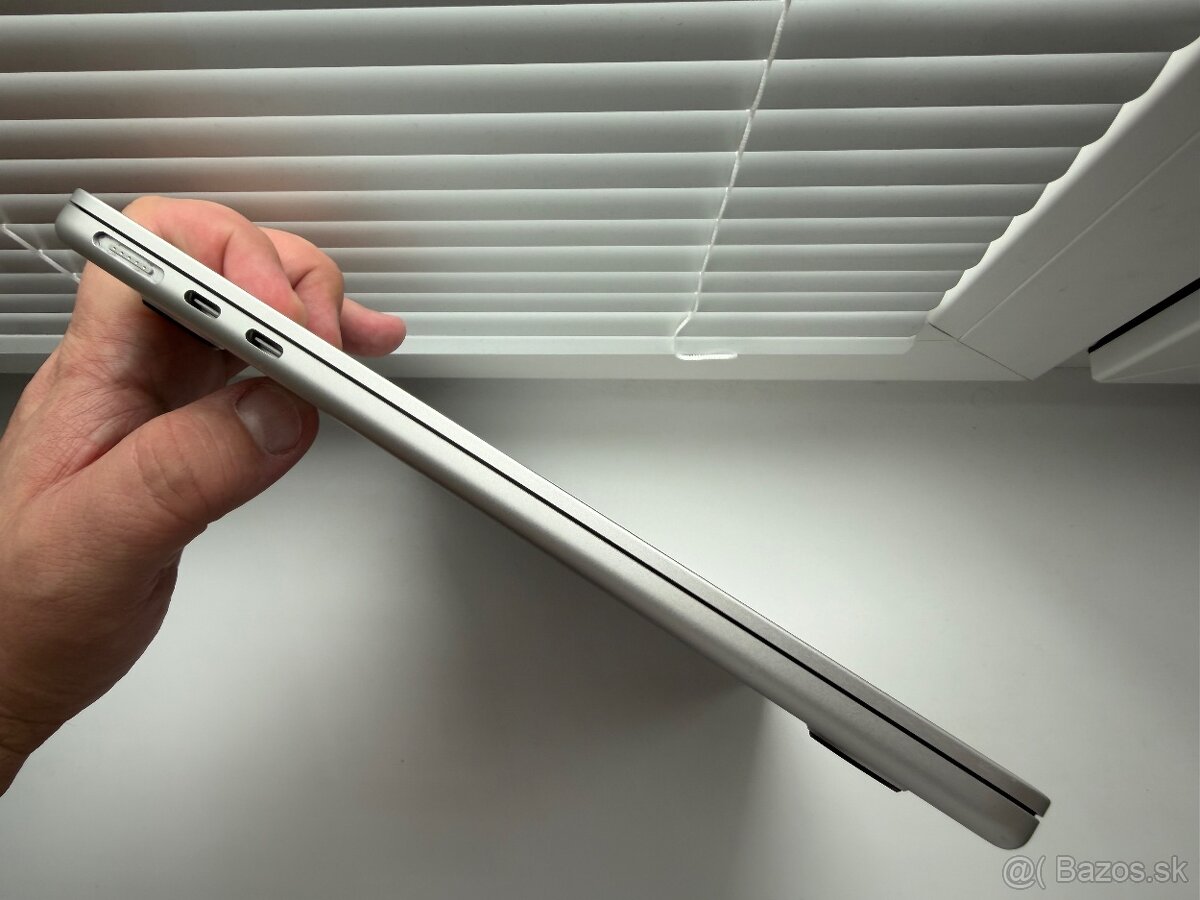 MacBook Air 13" M3 8/256GB - 4