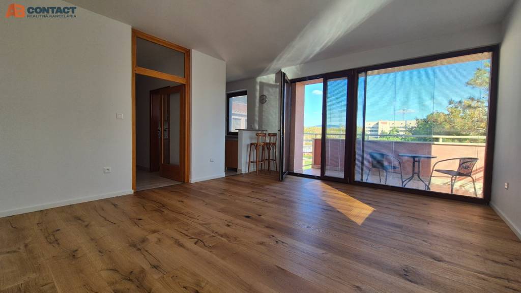 Priestranný 1-izbový byt s balkónom pri mestskom parku - 4