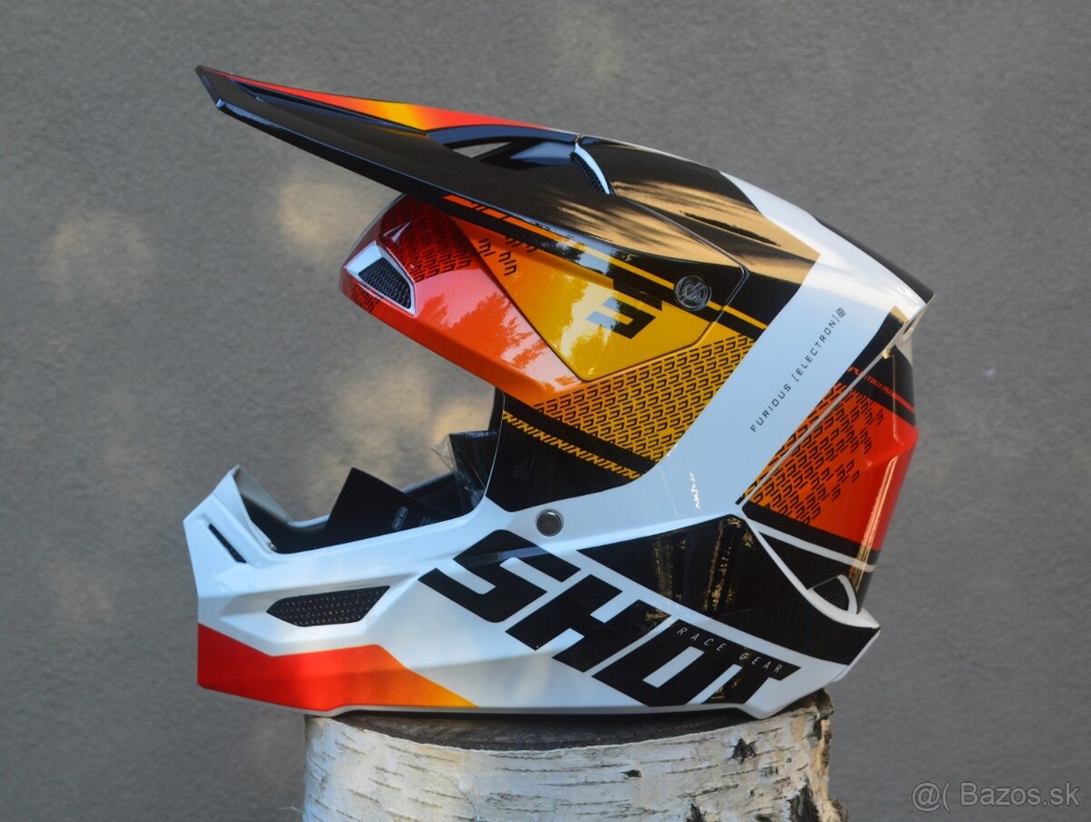 oranžovo červená helma prilba okuliare shot - 4