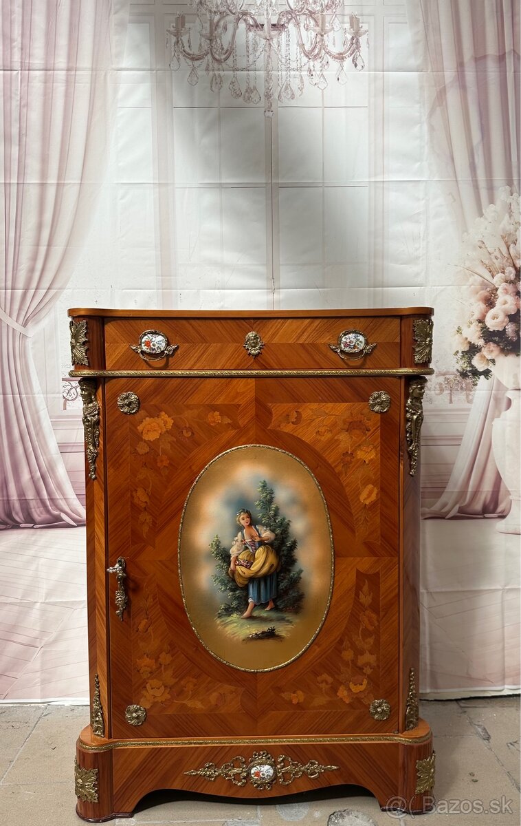 Komoda s bohatým zdobením - 4