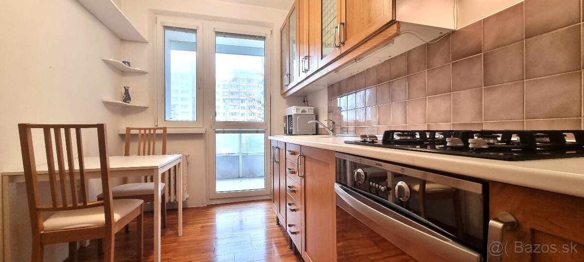 ČISTÝ 3i. BYT S NOVOU SEDAČKOU, POSTEĽAMI A KOBERCOM / BA IV - 4