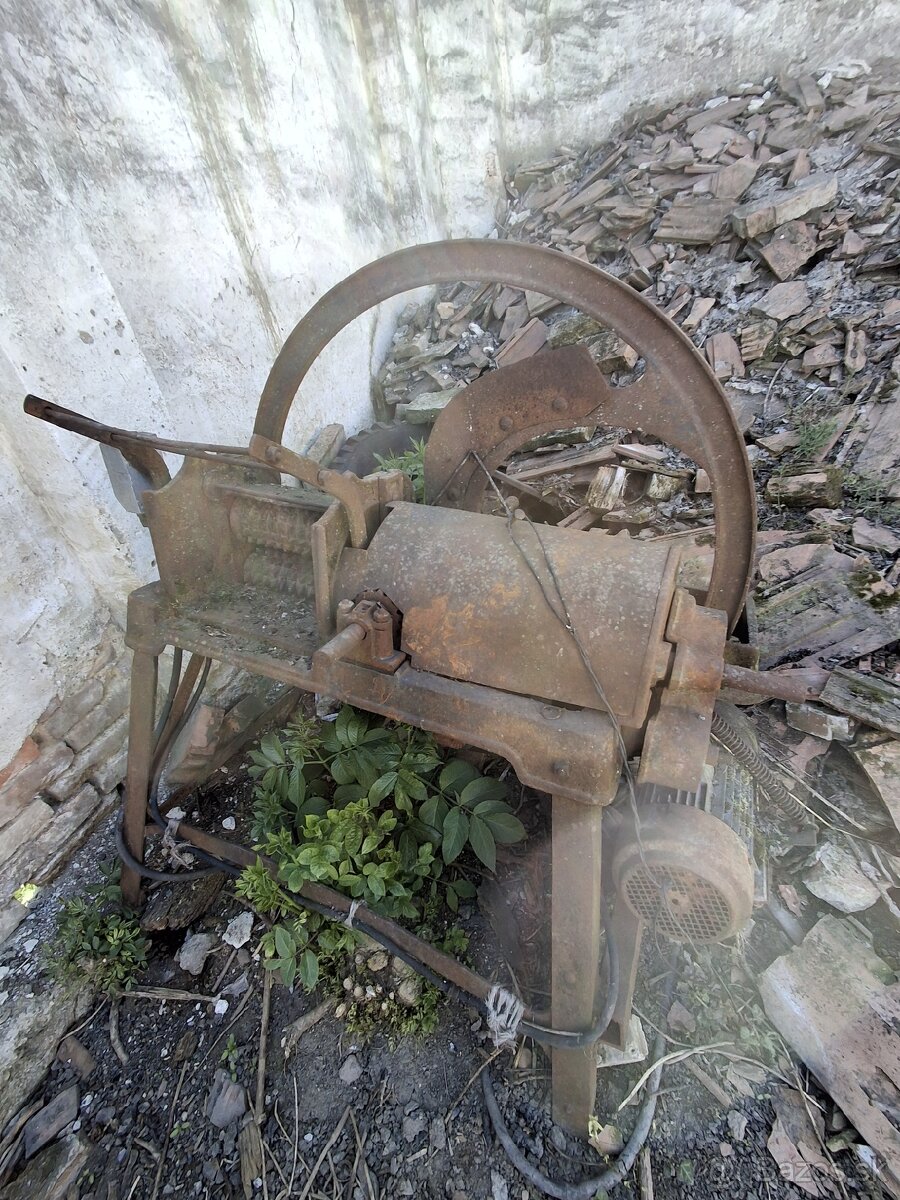 Lisovací stroj – dekorácia do záhrady 🌿🛠️ - 4