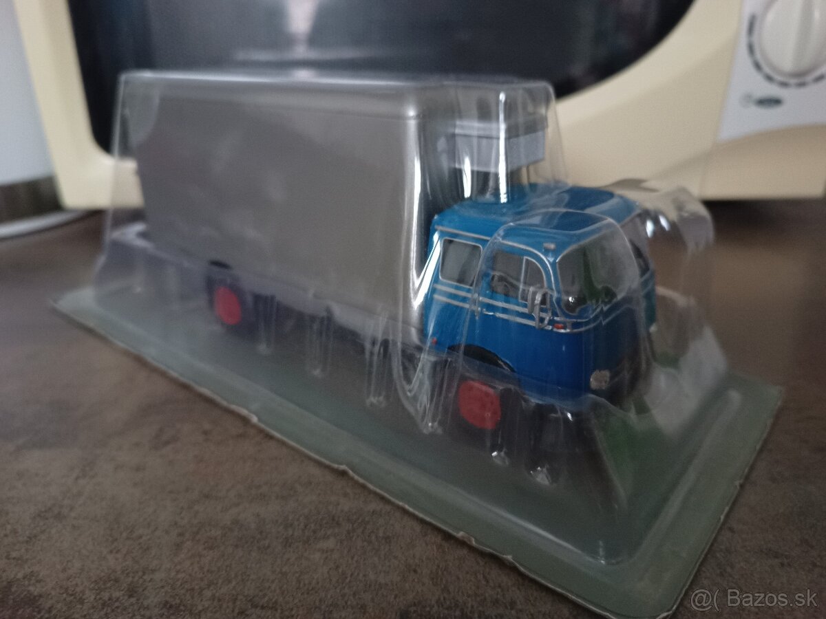 1:43 Mercedes Benz - 4