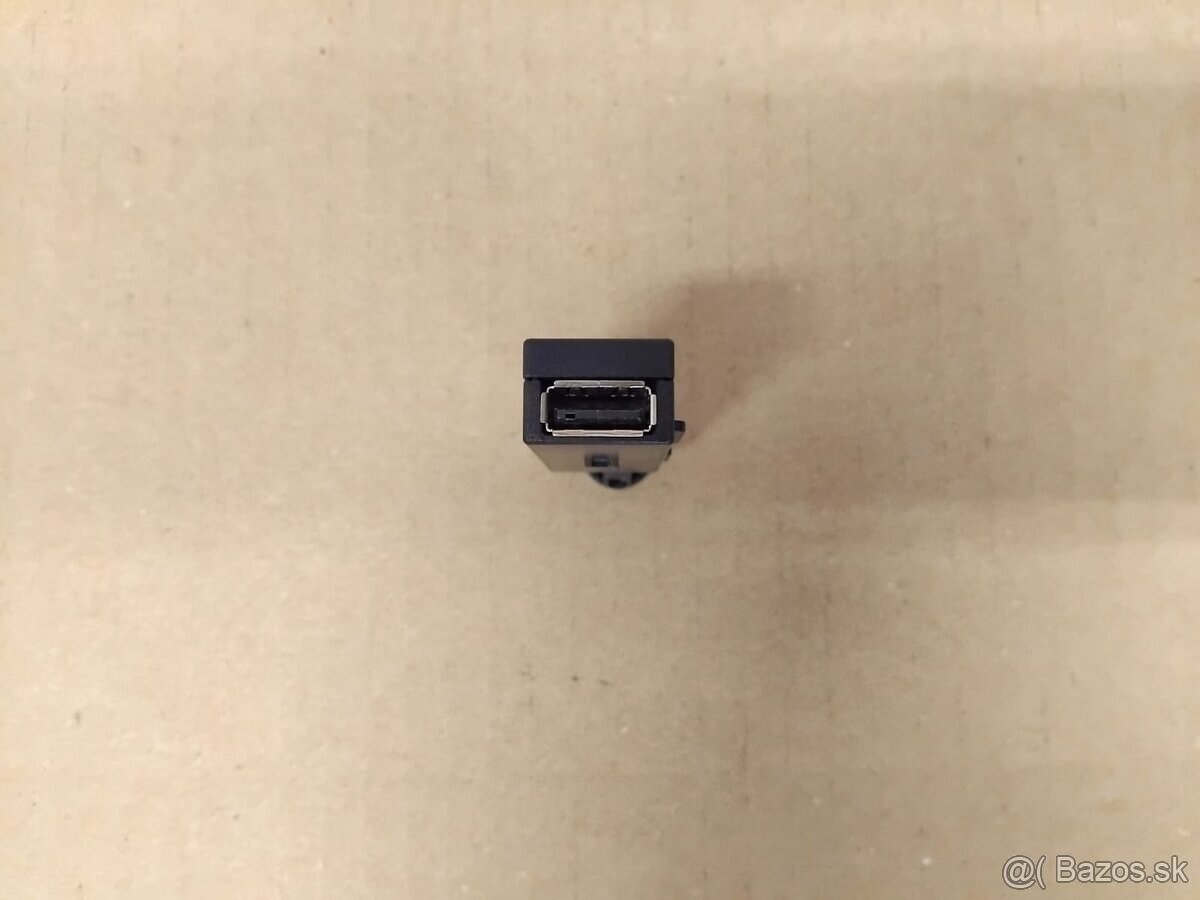 USB konektor - zásuvka AUX - 4