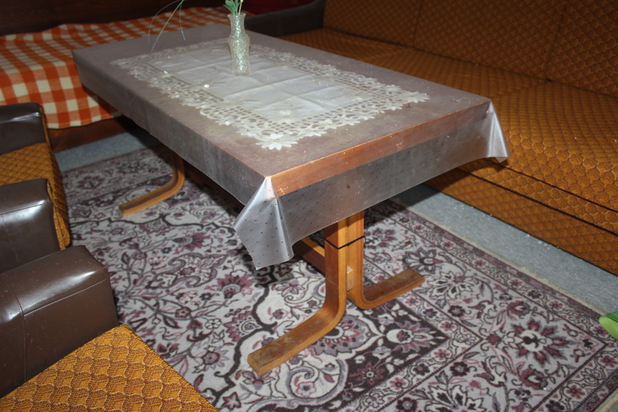 šicí stroj,skrina, knihovnička,sedačka. - 4