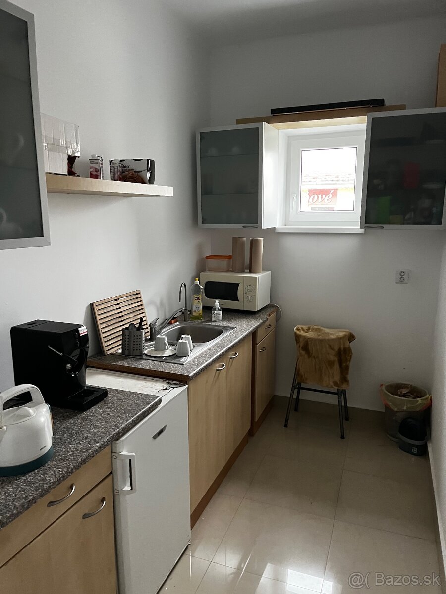 POLYFUNKČNÝ OBJEKT, 692m2, VT - 4