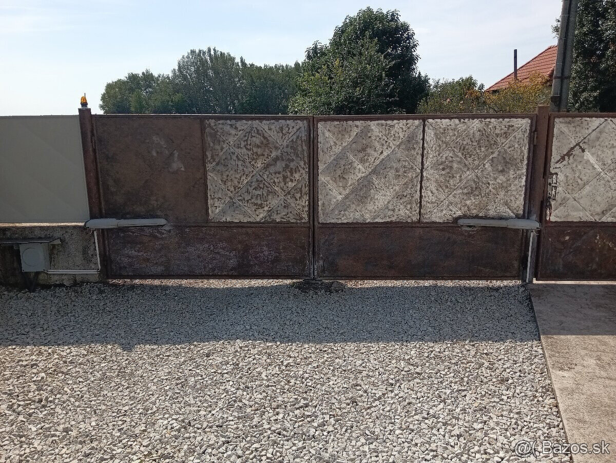 Predám dvojkrídlová brána + bránička - 4