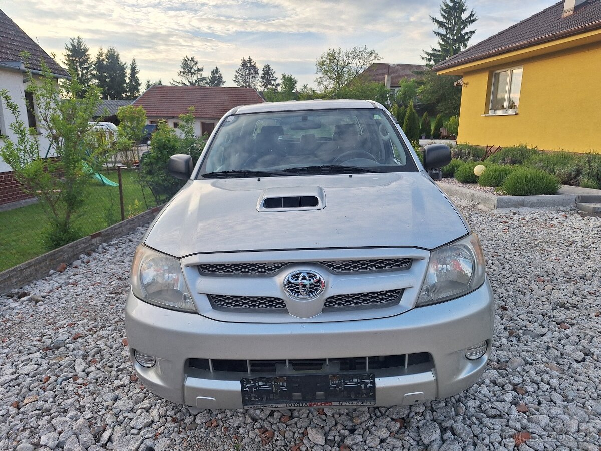 TOYOTA HILUX 2,5 DIESEL 4X4 UZÁVIERKU MA
