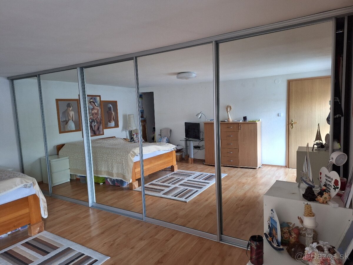 skrine, sedačka, televízor - 4