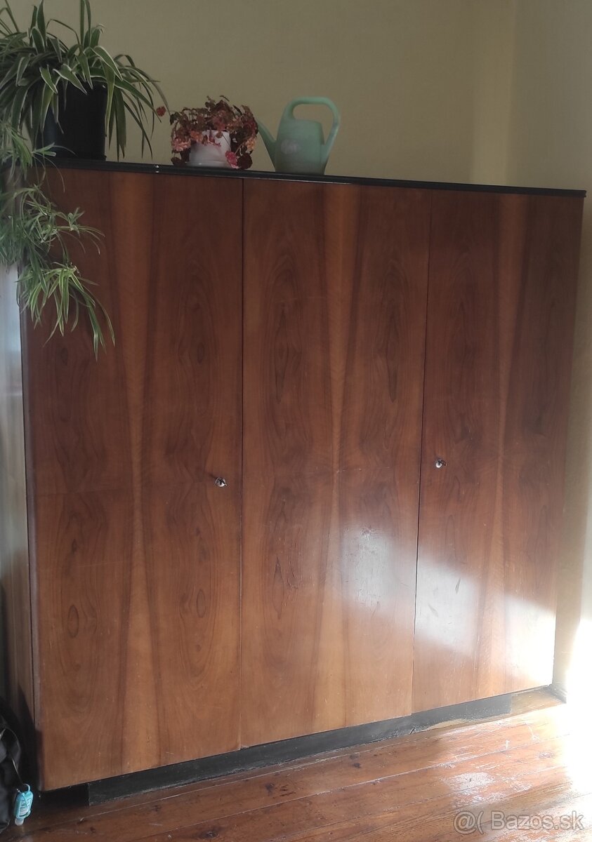 Trojdverová drevená skriňa - 4