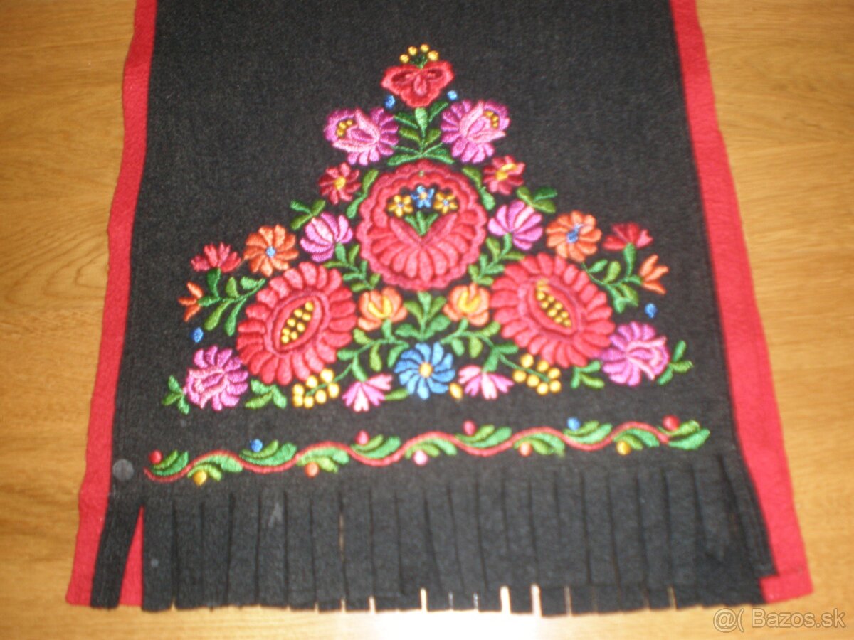 Ľudový, ručne vyšívaný koberček - 4