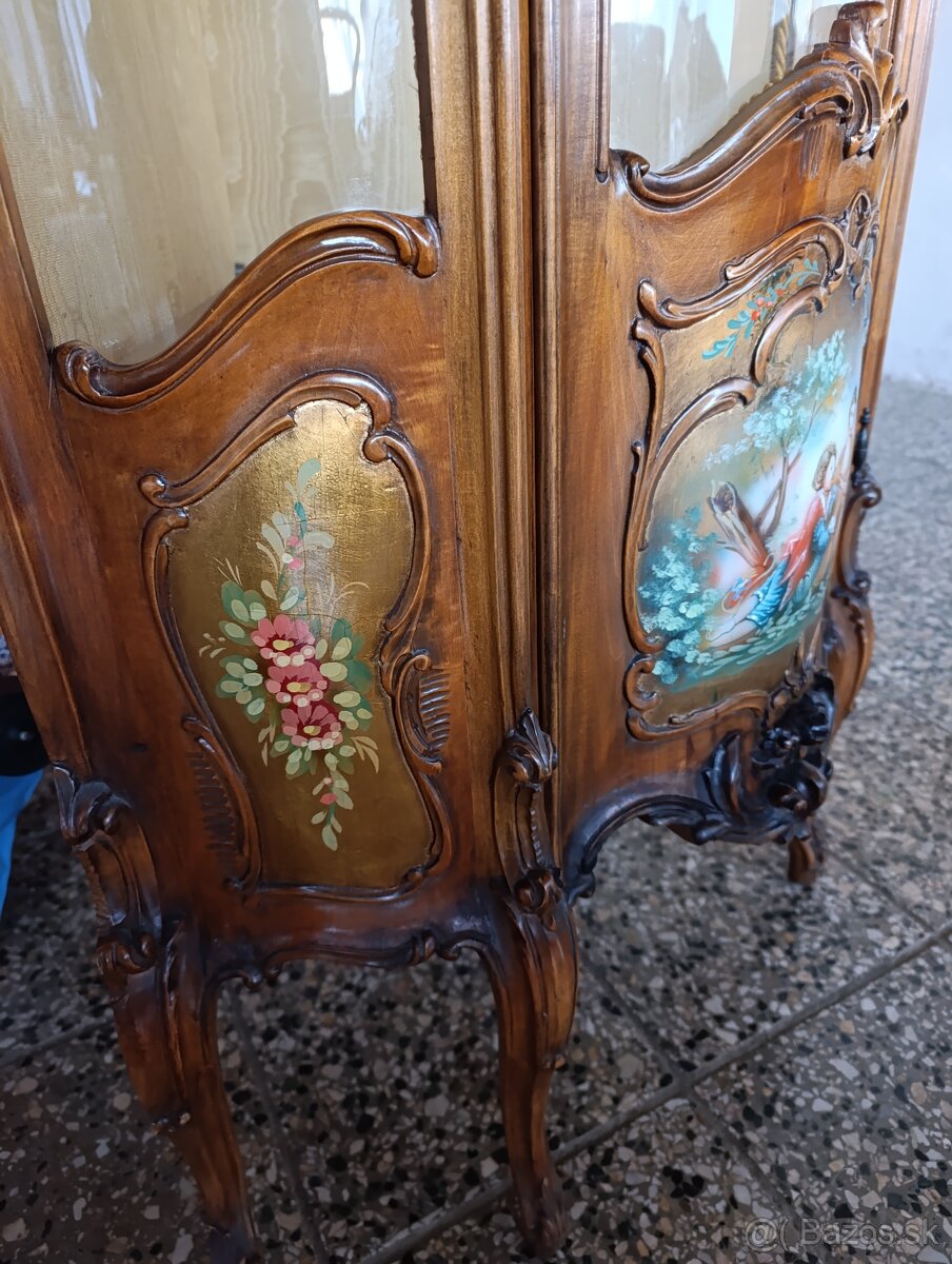 Rohová vitrína - 4