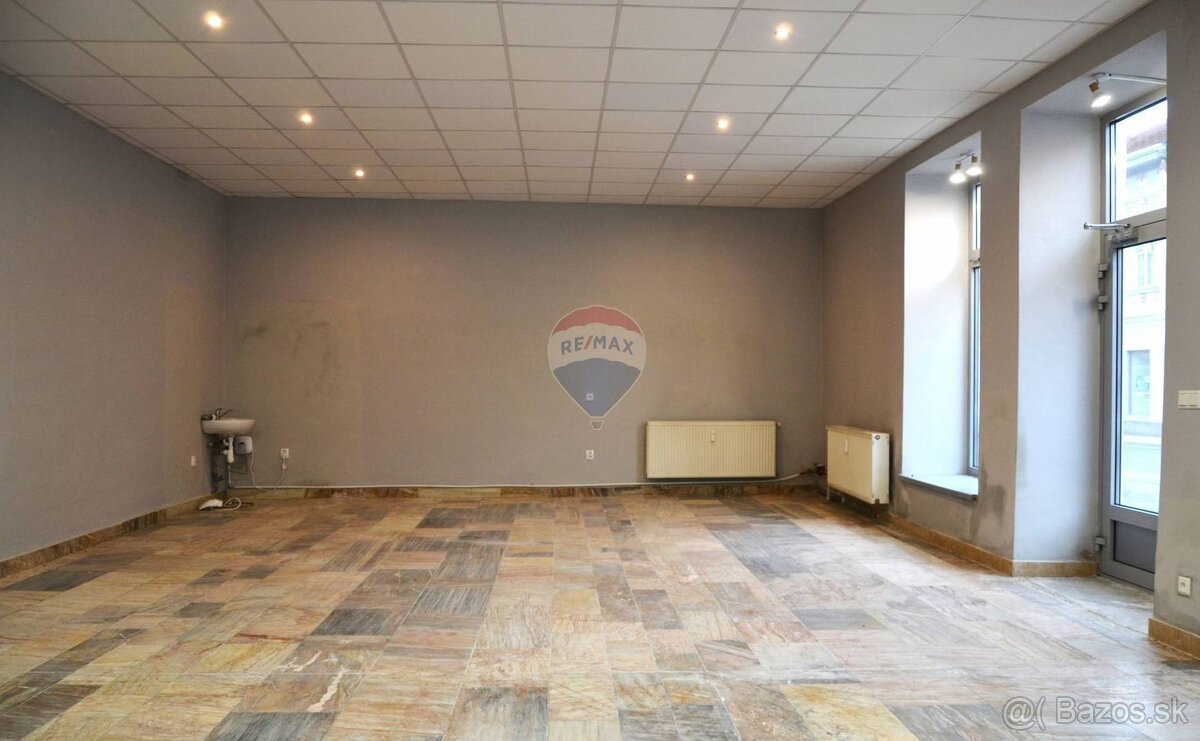 Na predaj jedinečná budova v meste Lučenec - 4