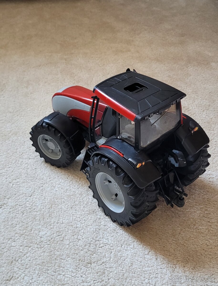 Bruder traktor Valtra - 4