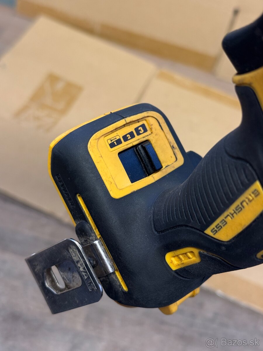 AKU razovy uťahovák Dewalt - 4