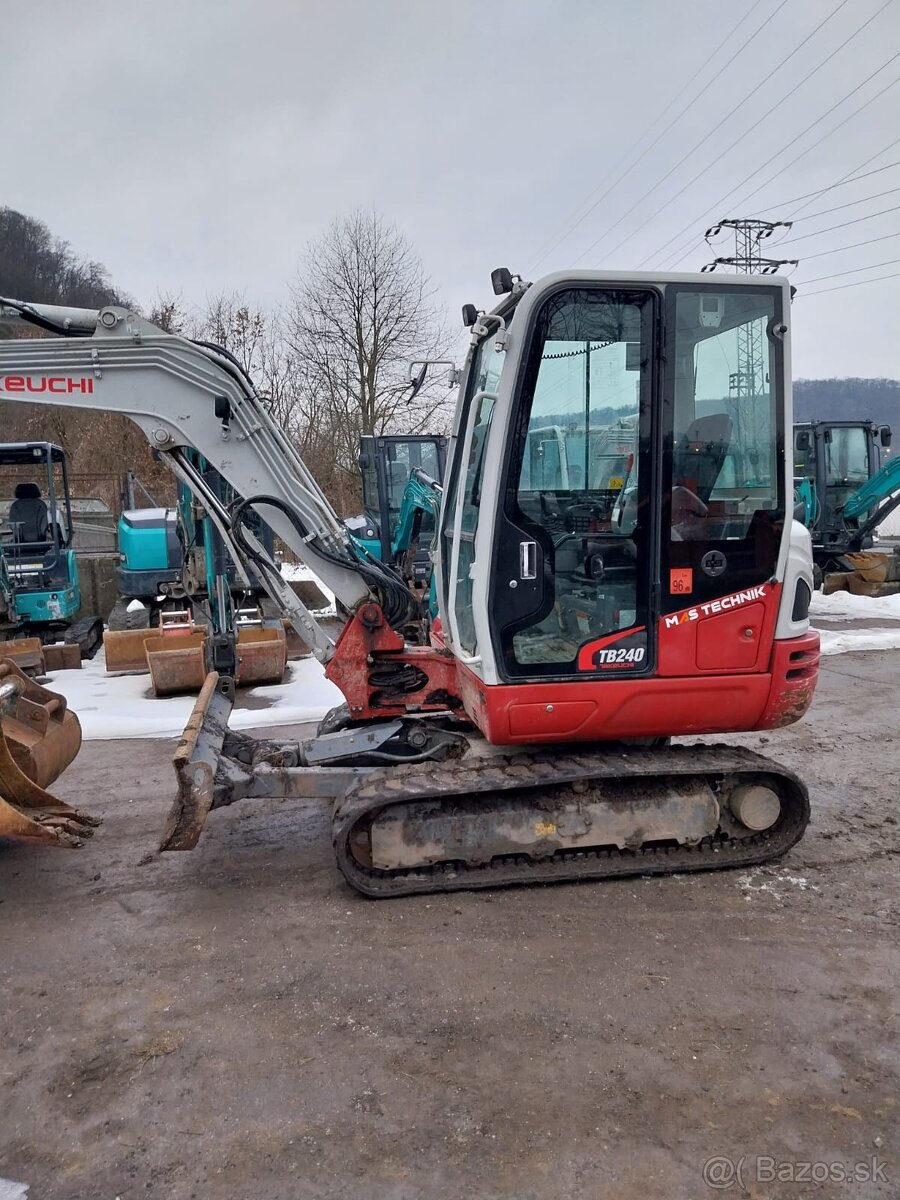 Takeuchi TB240 - 4