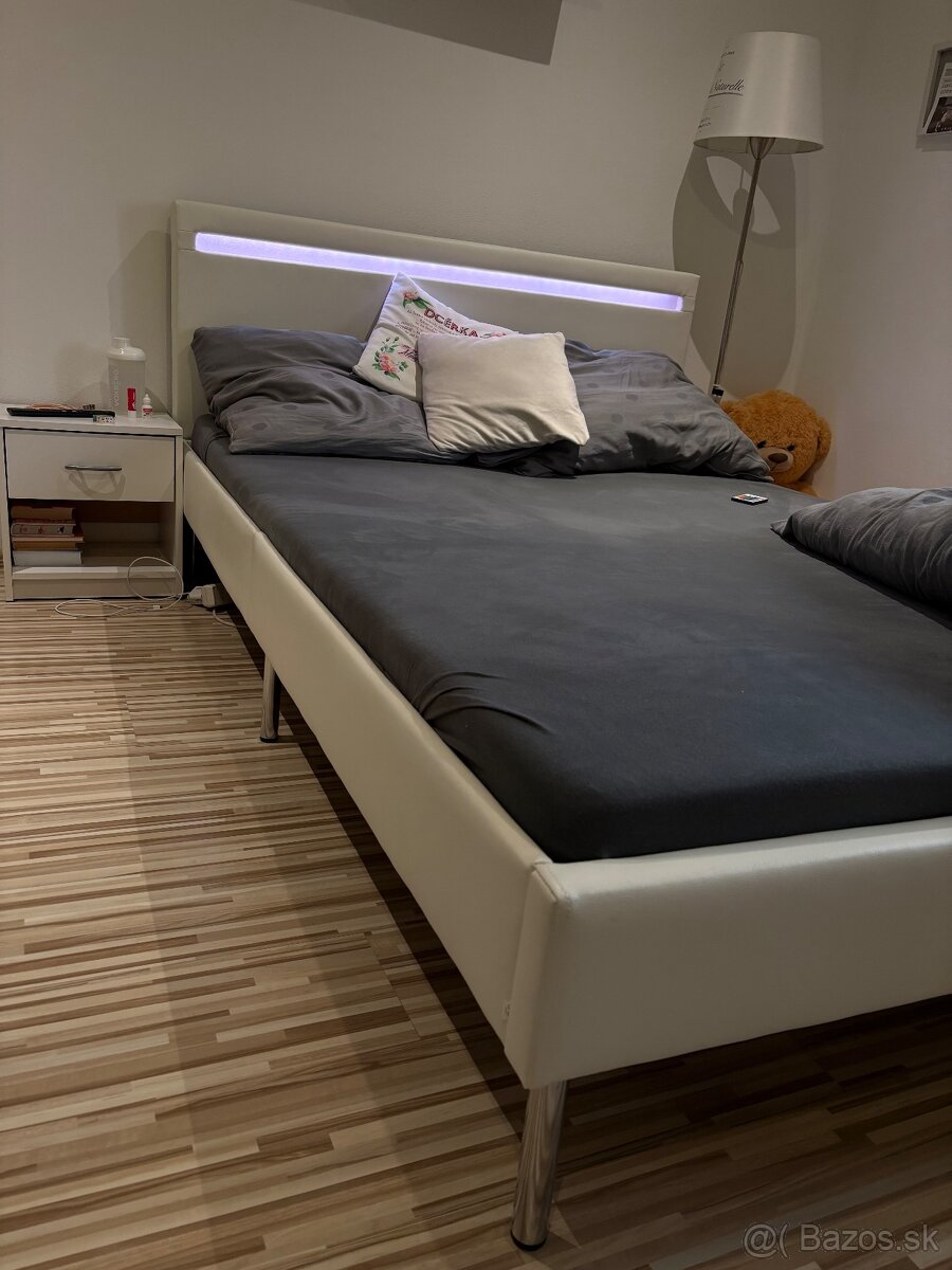 Čalúnená posteľ 140x200cm - 4