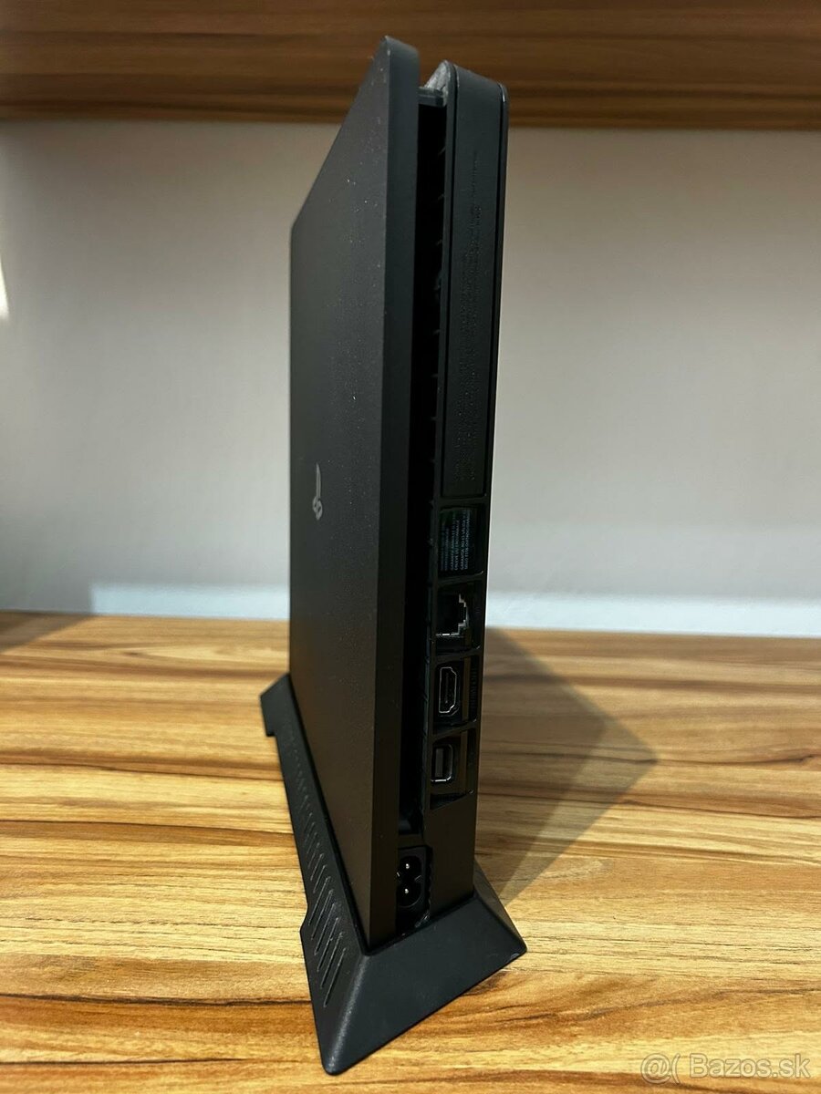 PlayStation 4 slim - 4