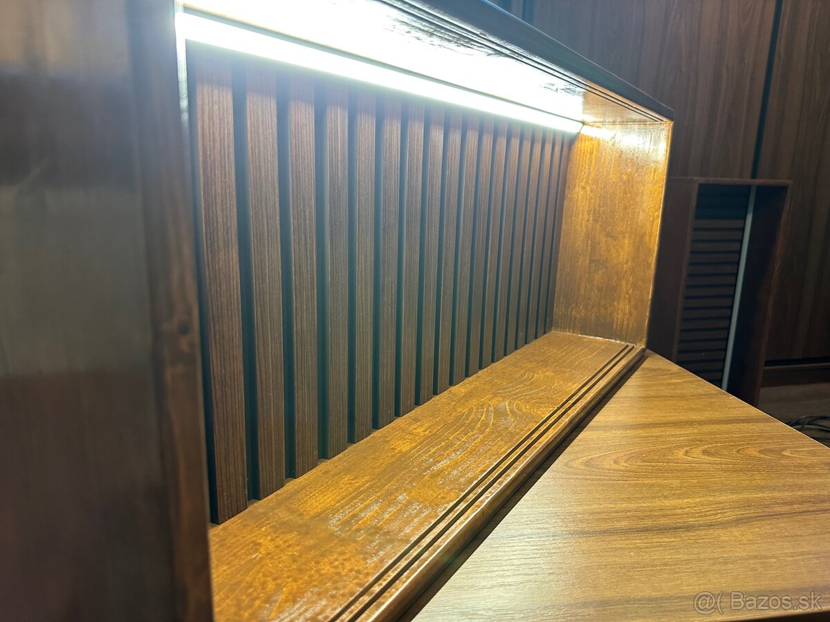 Podsvietená vytrína/polica - 4