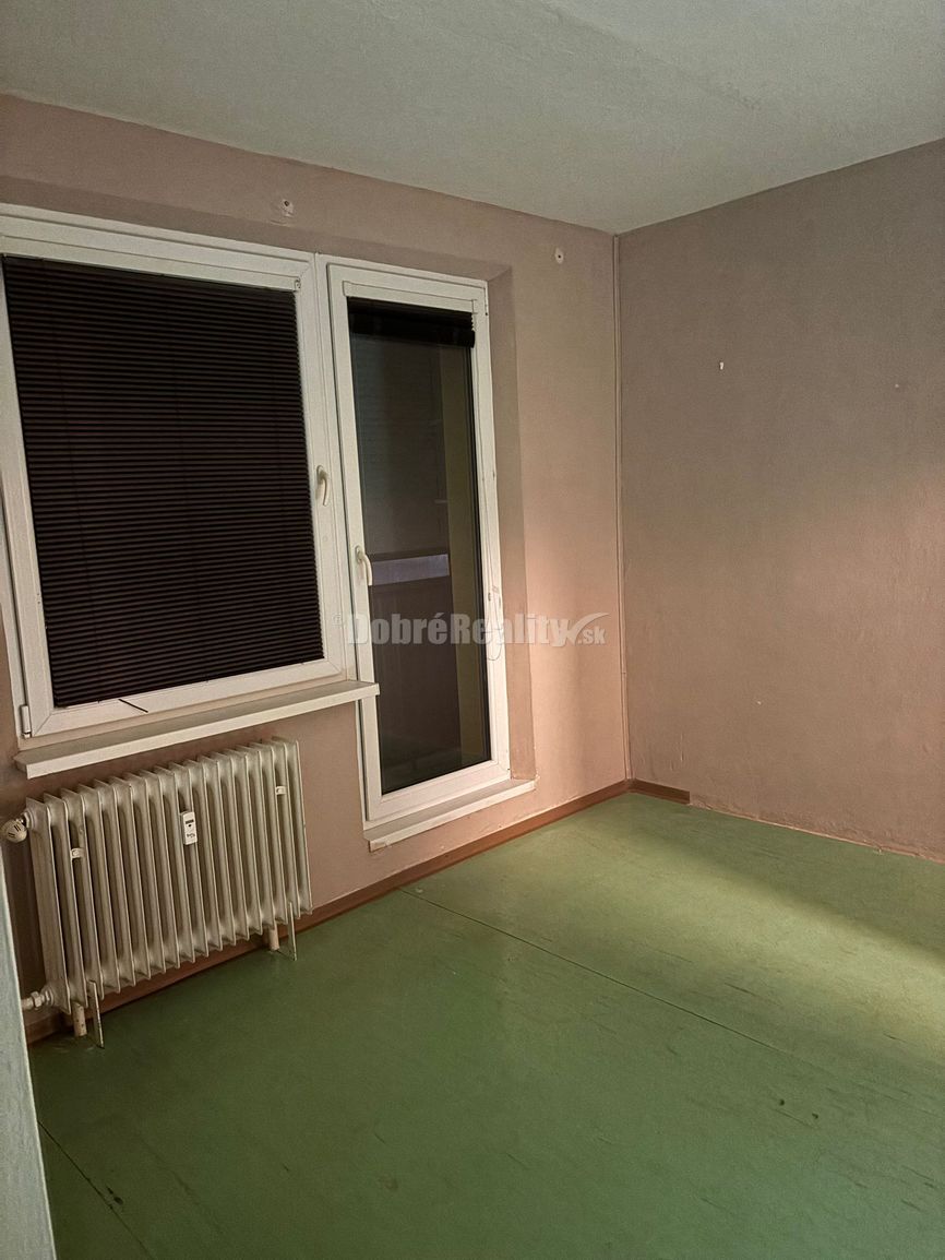 Ponúkame Vám na prenájom 3-izbový byt v centre v Rimavskej S - 4