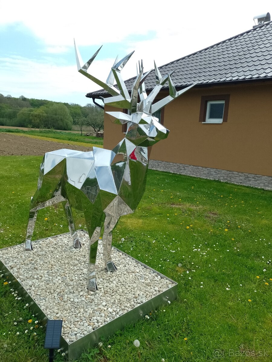 Socha jeleňa z nehrdzavejúcej ocele. - 4