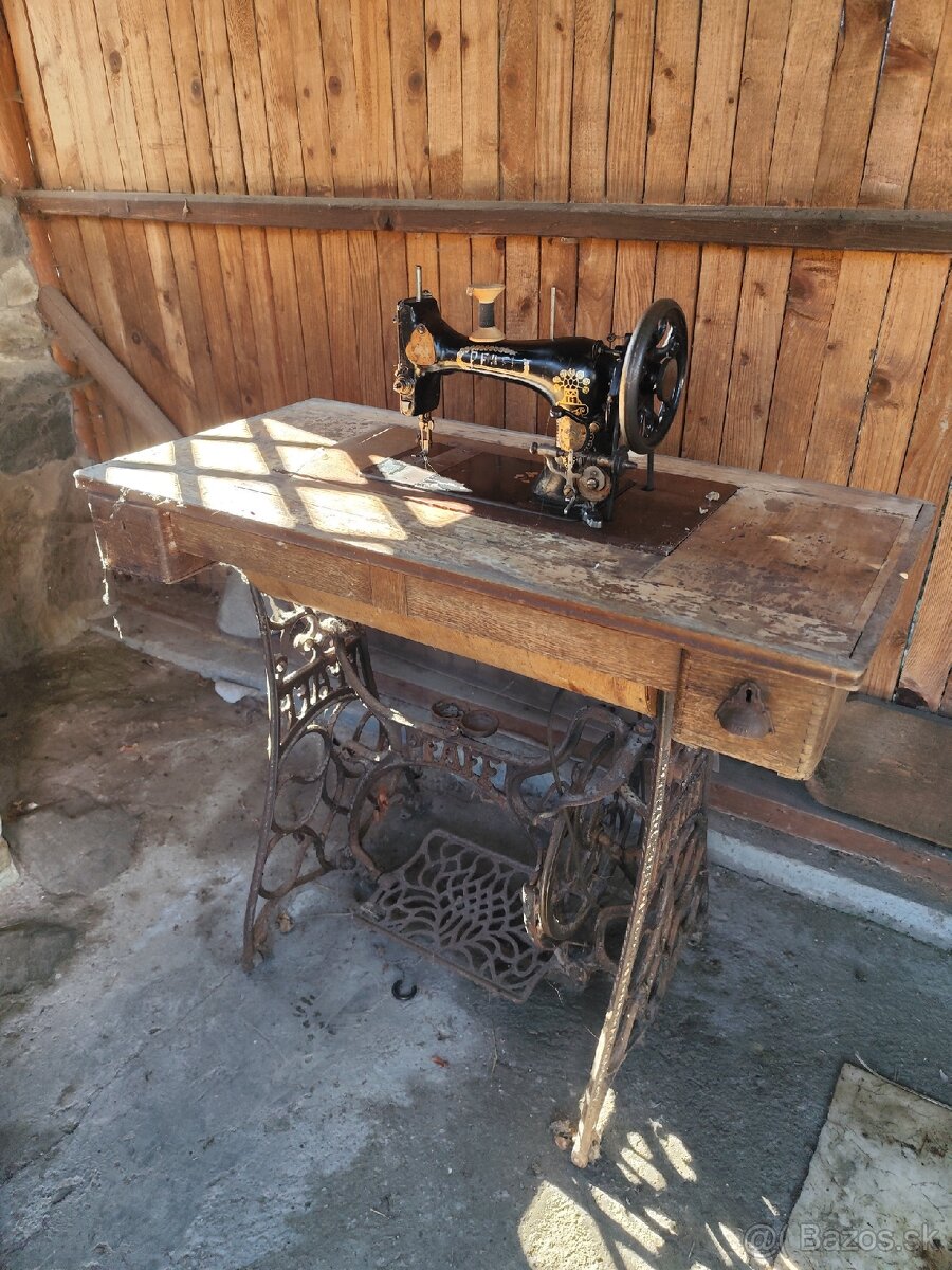 Starý šijací stroj - 4