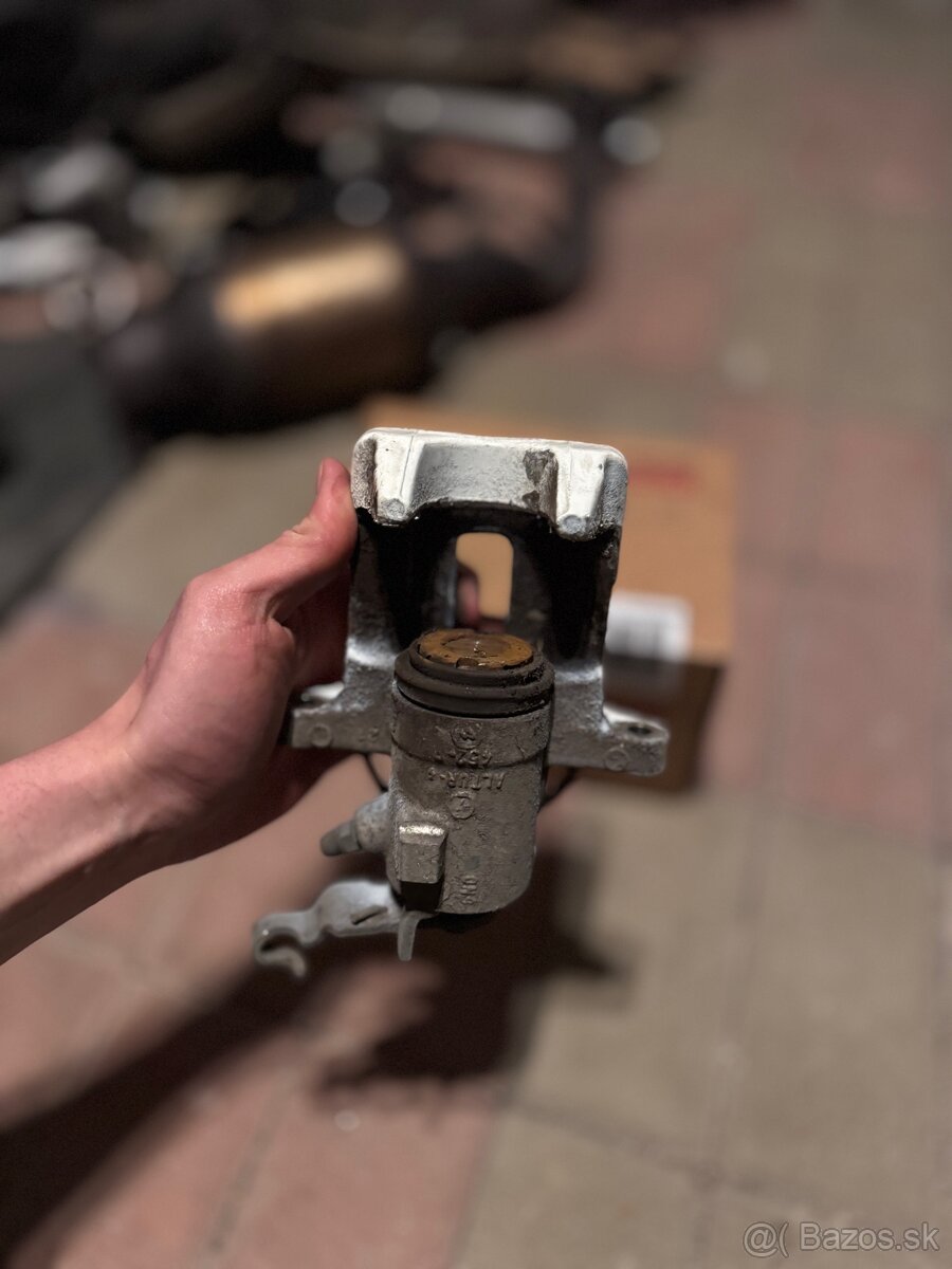 Brzdový strmen zadný-pravý - 4