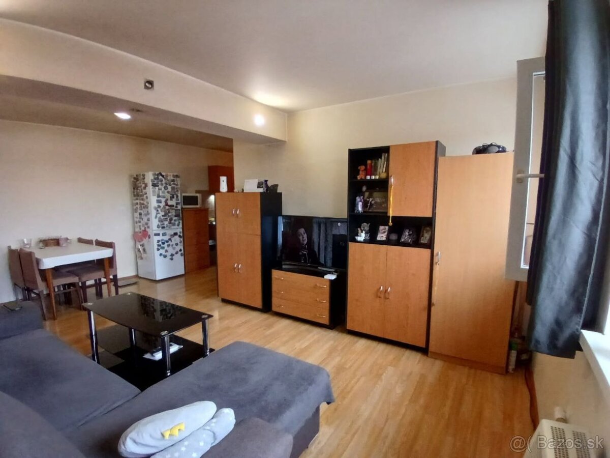 NA PREDAJ 2-izbový byt Hlohovec s parkovacím miestom - 4