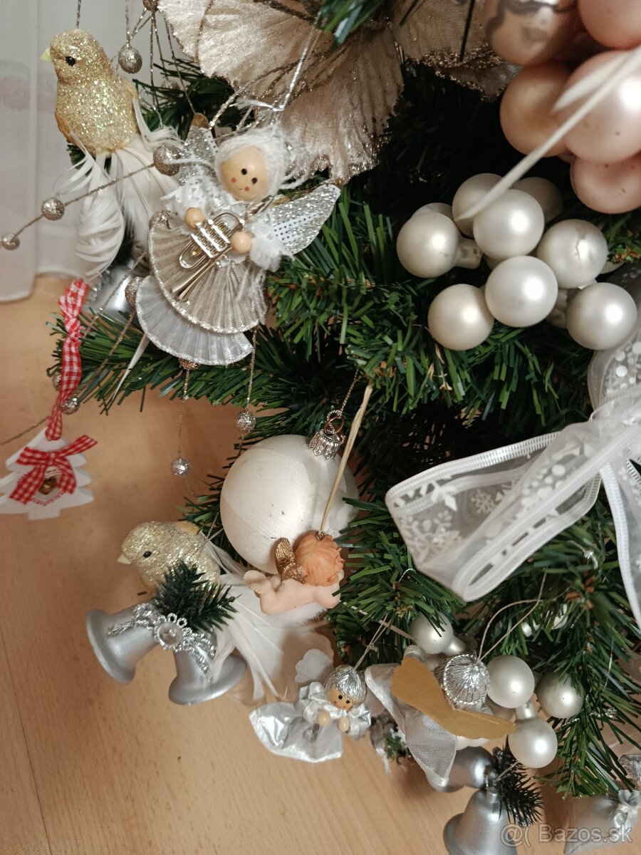 Umelý vianočný stromček + dekorácie - 4