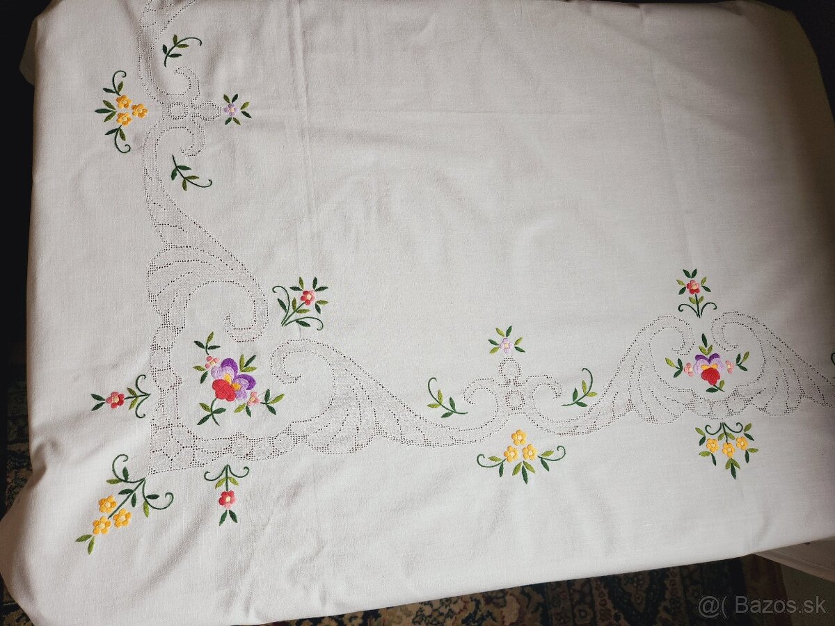 Krásny biely obrus zdobený kvetmi a ažurkou 120x160 - 4