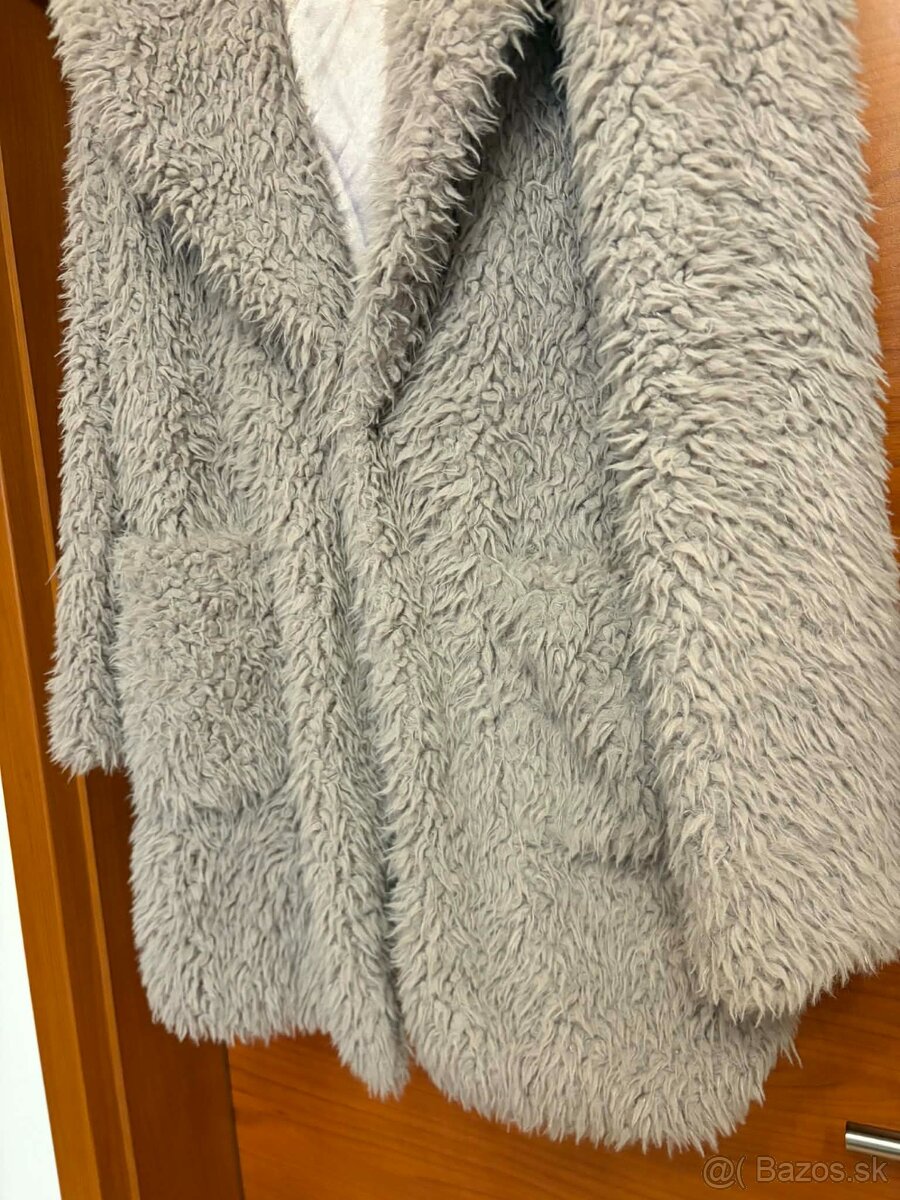 Šedý huňatý kabátik - 4