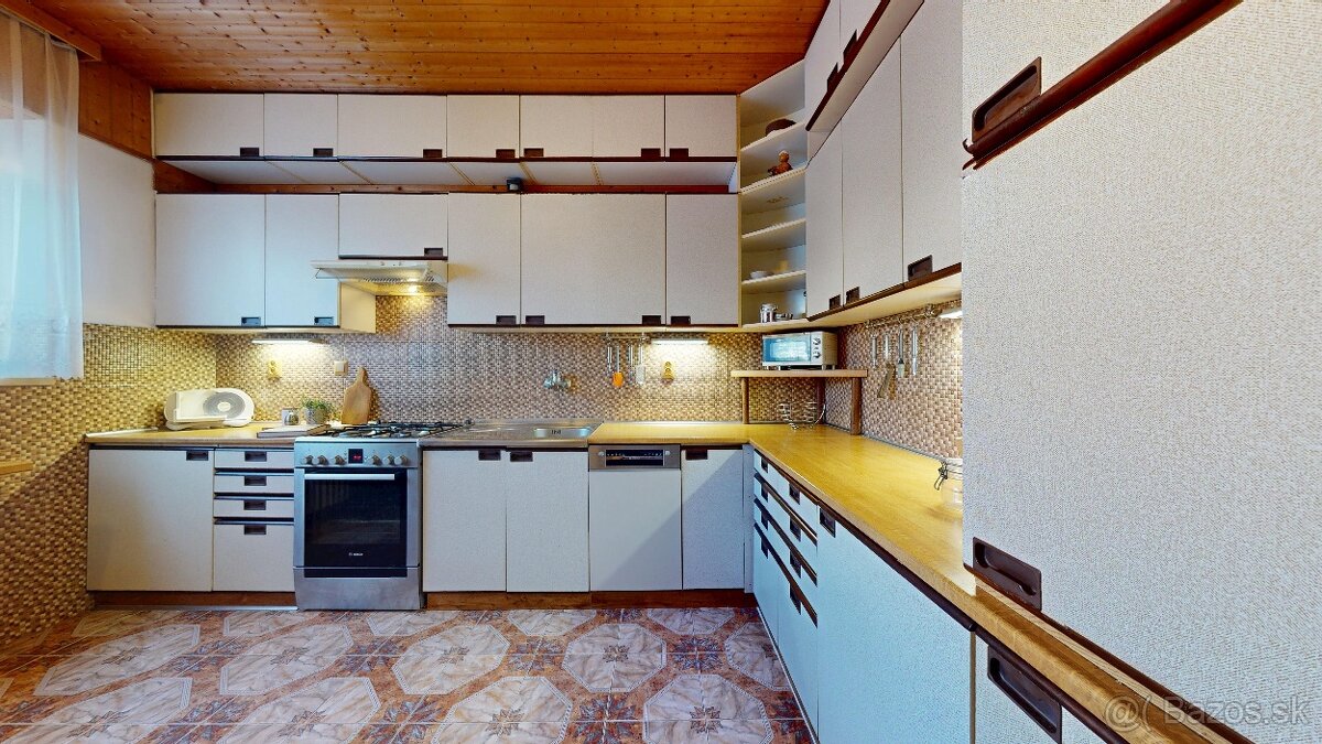 2-podlažný, 6-izbový RD s vyše 11á pozemkom - 4