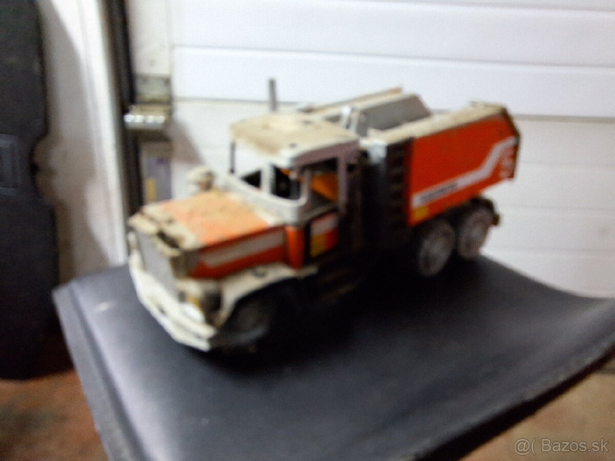 Plechové auto hračka - 4