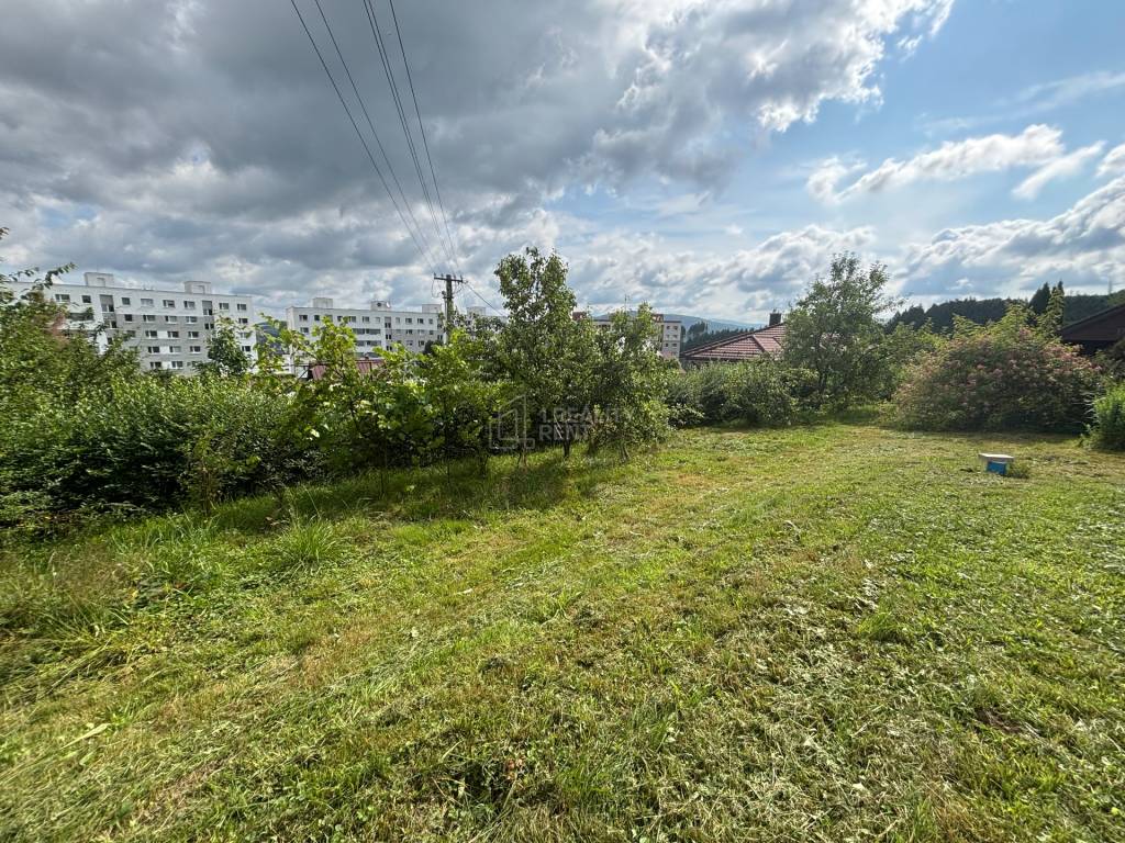 Predaj nádherného stavebného pozemku so záhradným domčekom v - 4