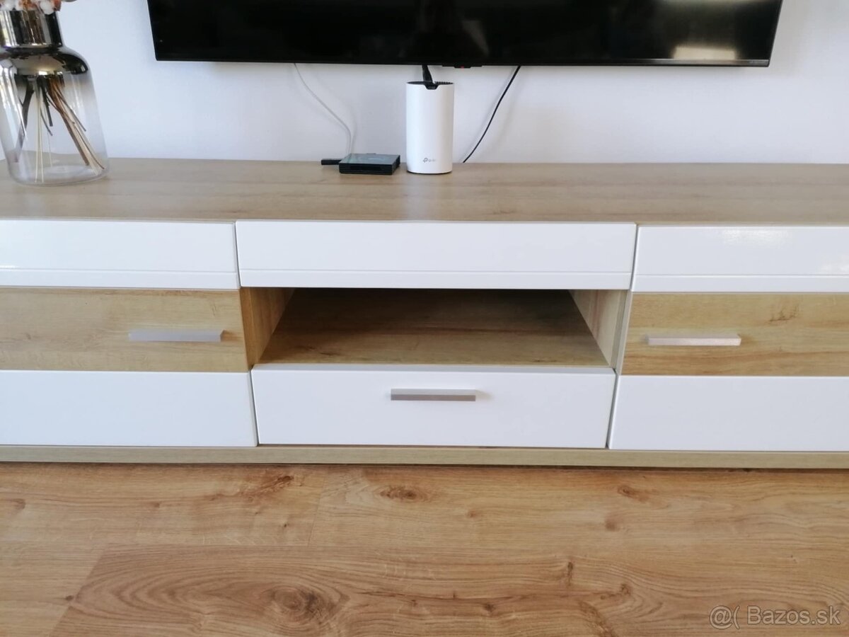 predam obyvaciu stenu so stolom - 4