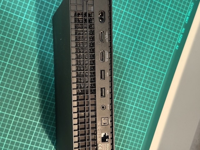 XBOX One X 1TB + 1 ovládač + 1 hra - 4